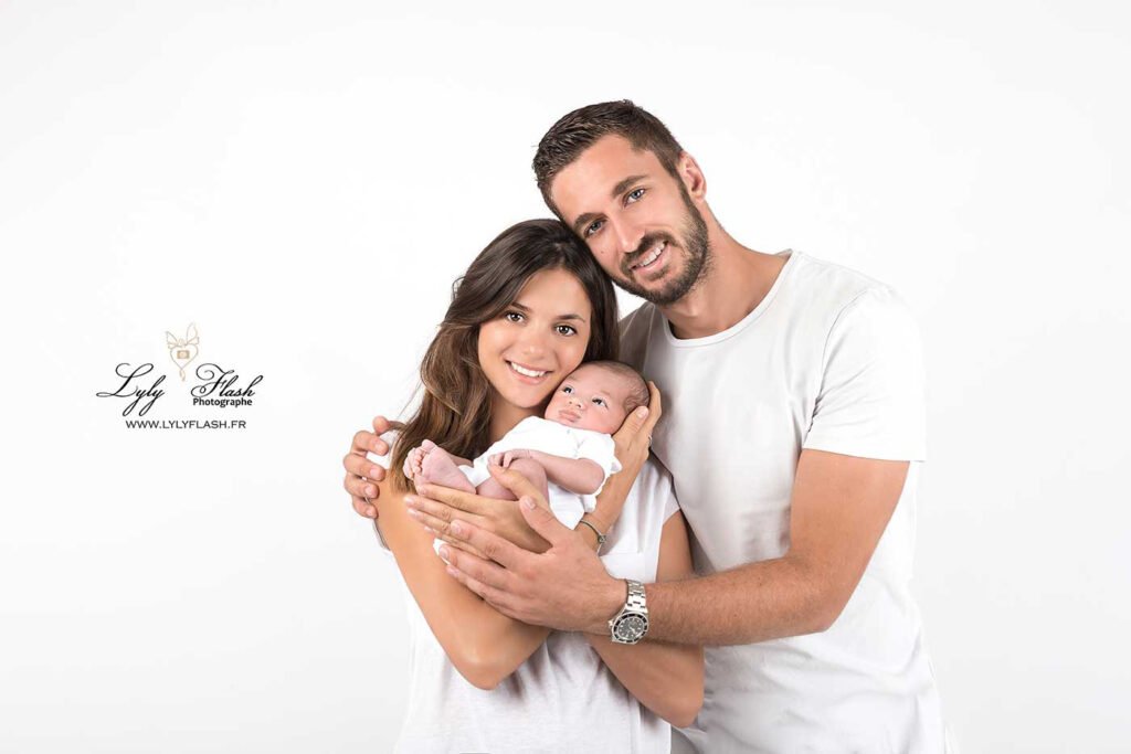 photo de naissance avec un joli couple, papa et maman son heureux de présenter le fils. Une photographie de famille capturé par la photographe lyly flash