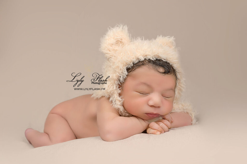 photographie en shooting d un beau bébé métisse avec un bonnet trop mignon