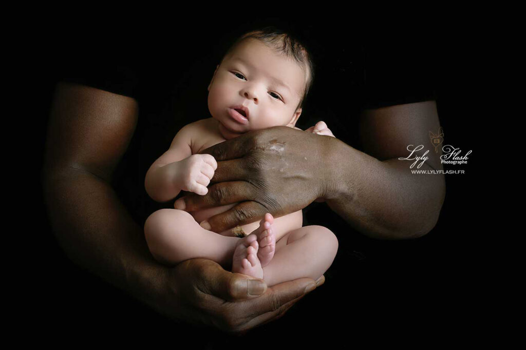 photo de naissance d un bébé métisse , comment prendre soin de sa peau