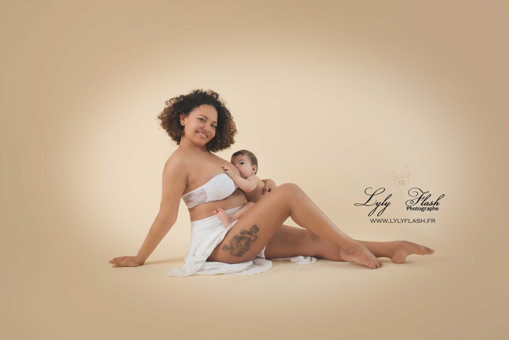 photo d allaitement d une sublime jeune maman métisse avec sa petite fille de 6 mois en shooting photo famille avec la photographe Lyly flash