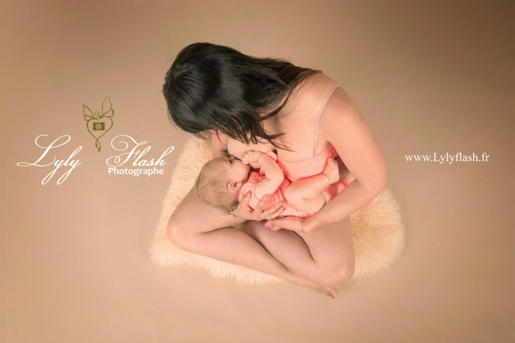 photo d un bébé de bientôt 1 an. Allaitement maternelle. Photographe studio lyly flash