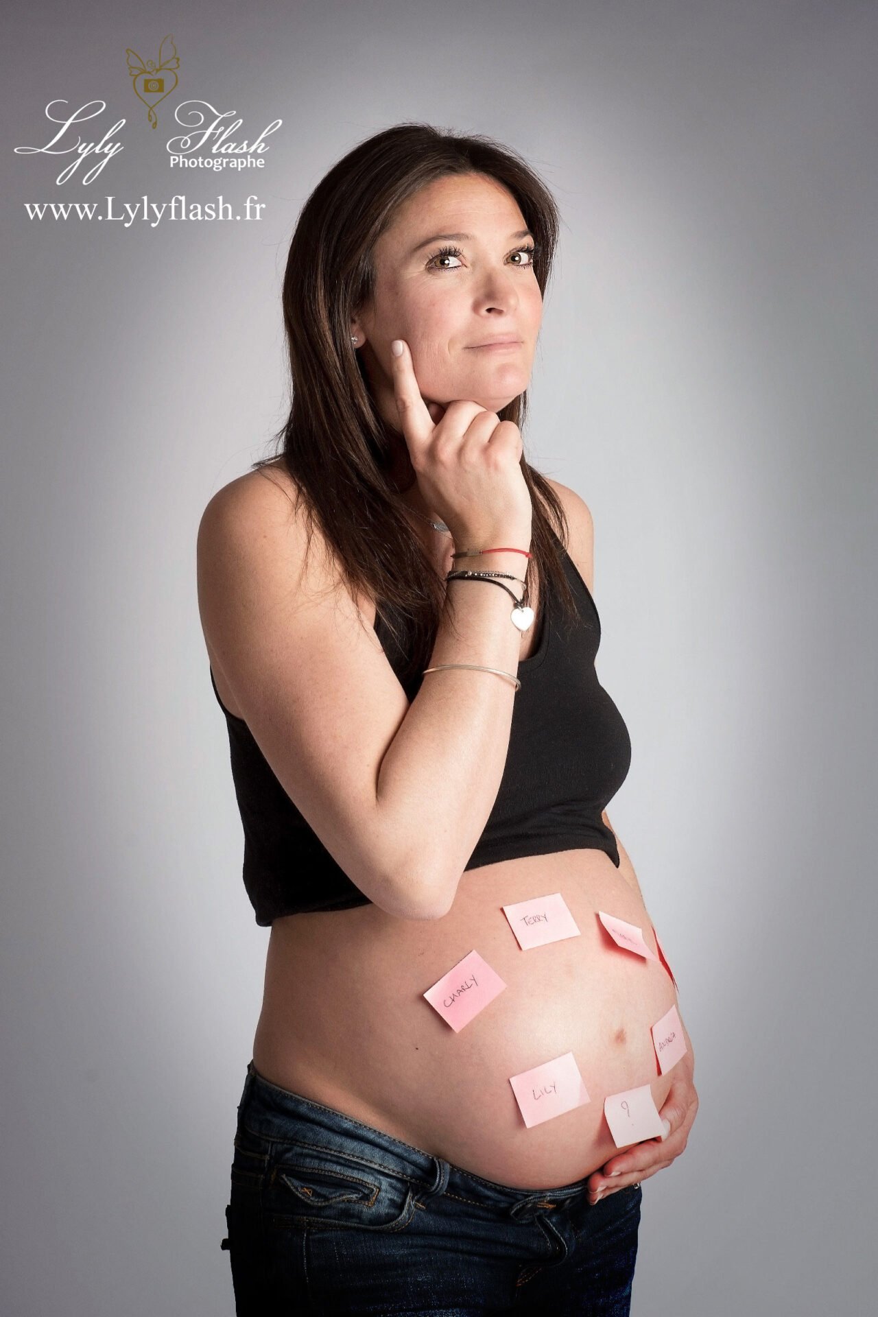 Future maman lors d'une séance photo grossesse personnalisée dans le Var