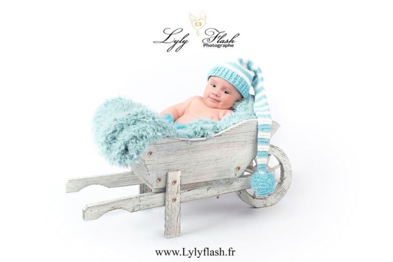 photo d un bébé de 6 mois dans une brouette en bois en shooting photo bébé