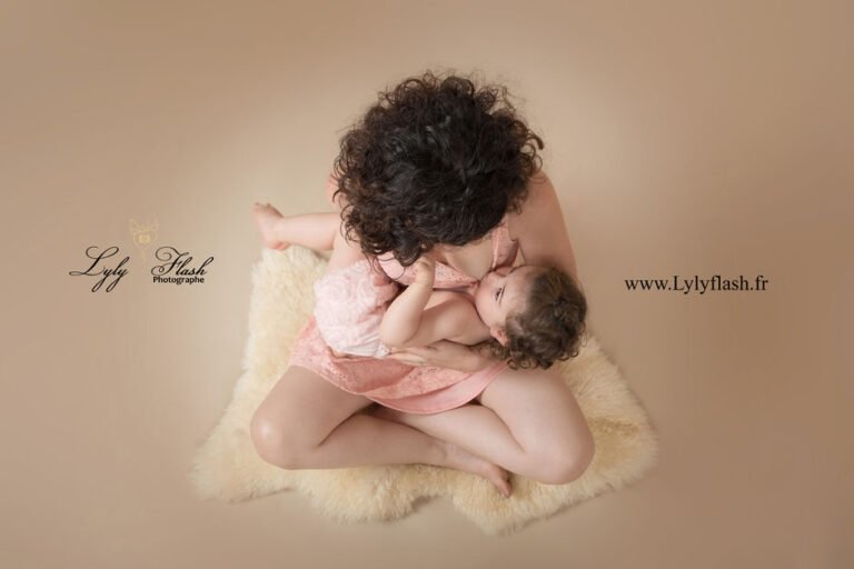 photographie d'allaitement avec un grand bébé lors de son shooting photo