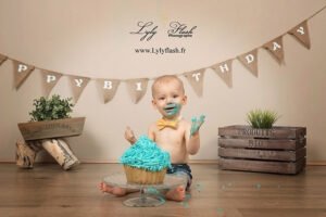 photographie de bébé qui mange un gâteau d'anniversaire