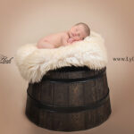photo bébé a la naissance dormant sur un fut de Vin de Toulon