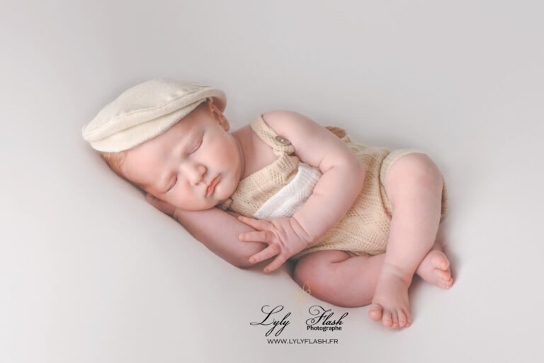 un bébé de brignoles paisiblement endormi en séance photo