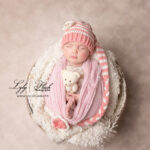 une petite fille de 6 jours poste naissance. Un emmaillotage pour la photographie