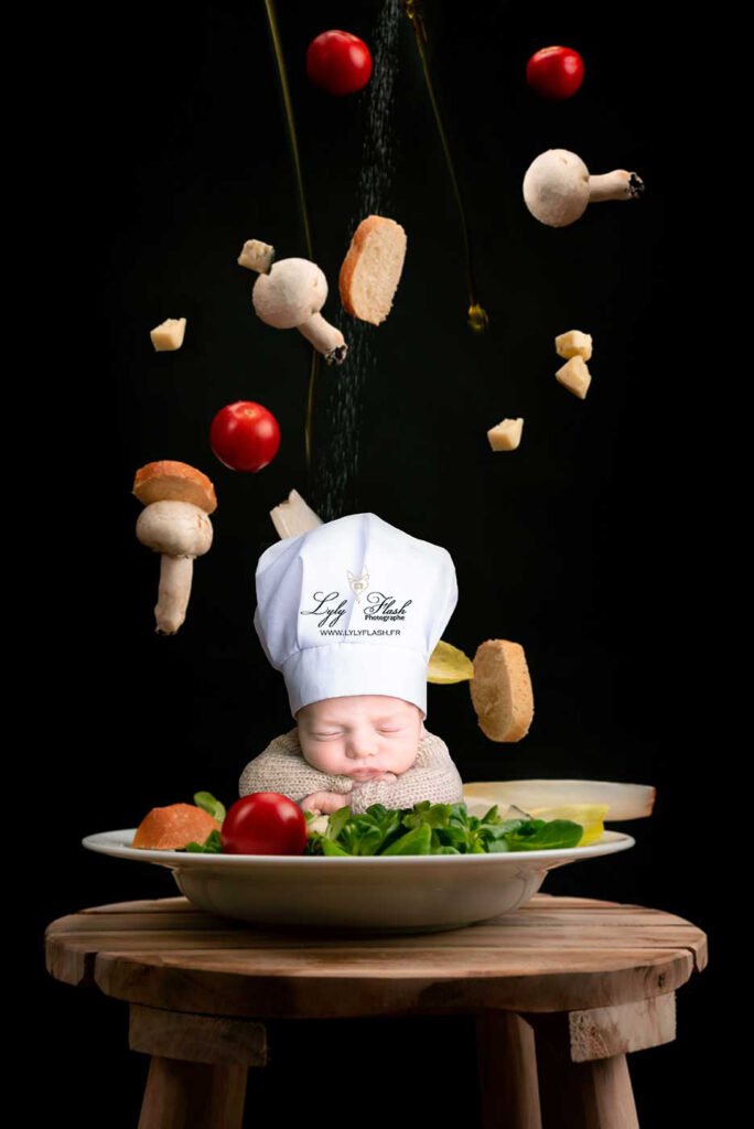 un nouveau-né dort dans une assiette de crudité