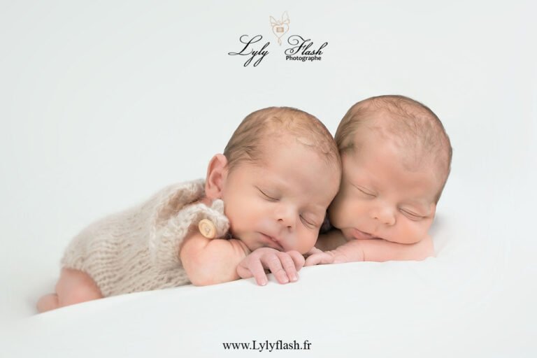 photo de jumeaux pour illustrer la bonne chaleur de la pièce pour bébé a la naissance