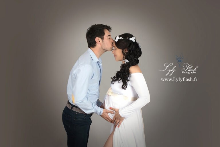 photo de grossesse le père embrasse sa femme