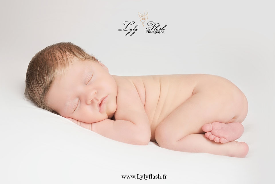 photo d un bébé en séance photo naissance pour illustrer l'article sur la peau de bébé