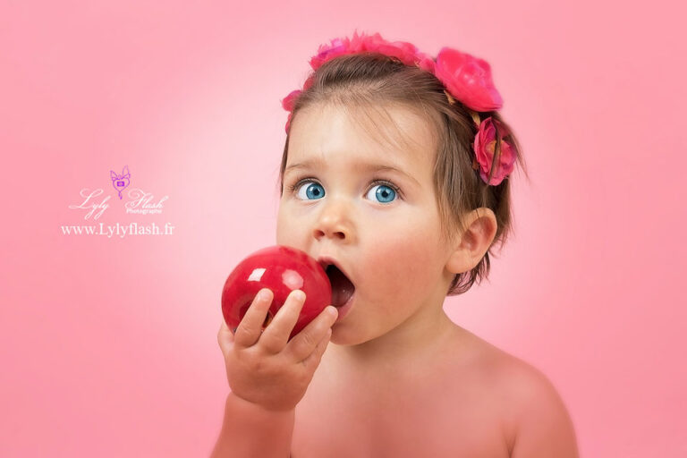 photo d un bébé qui mange une pomme pour parler des dents de l'enfant de 1 a 5 ans