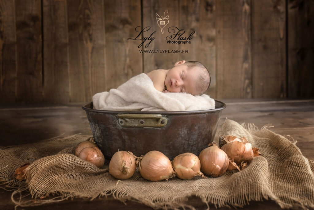 photographie de naissance d un bébé dans un panier d'oignon pour une création poétique