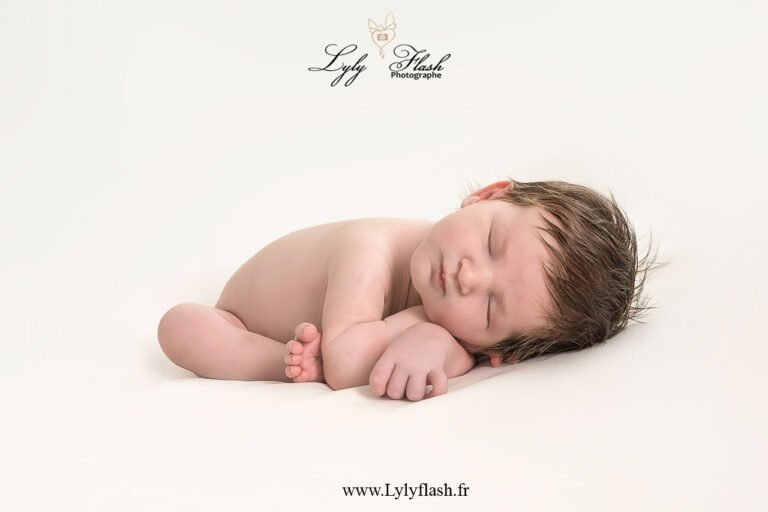 photo d un bébé a la naissance en position fœtal pour un shooting nourrisson en studio