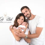 un couple pose devant la photographe de Brignoles avec leur bébé pour la naissance de celui ci, bébé a 4 jours