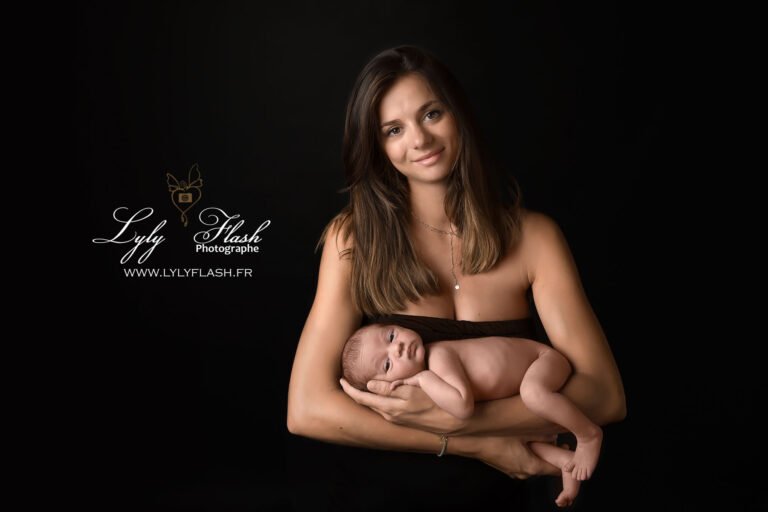 portrait studio mère enfant bébé à la naissance sur fond noir