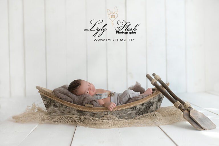 photo d un bébé dans une barque en studio photo