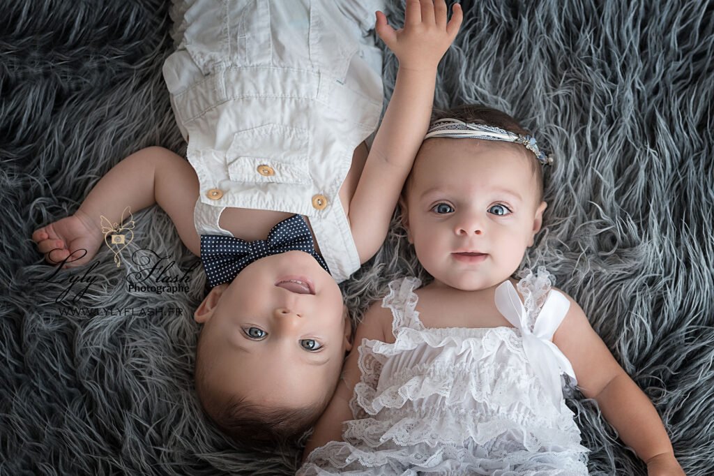 photo bébé jumeaux un garçon et une fille de Martigues pour une séance photo jumeaux