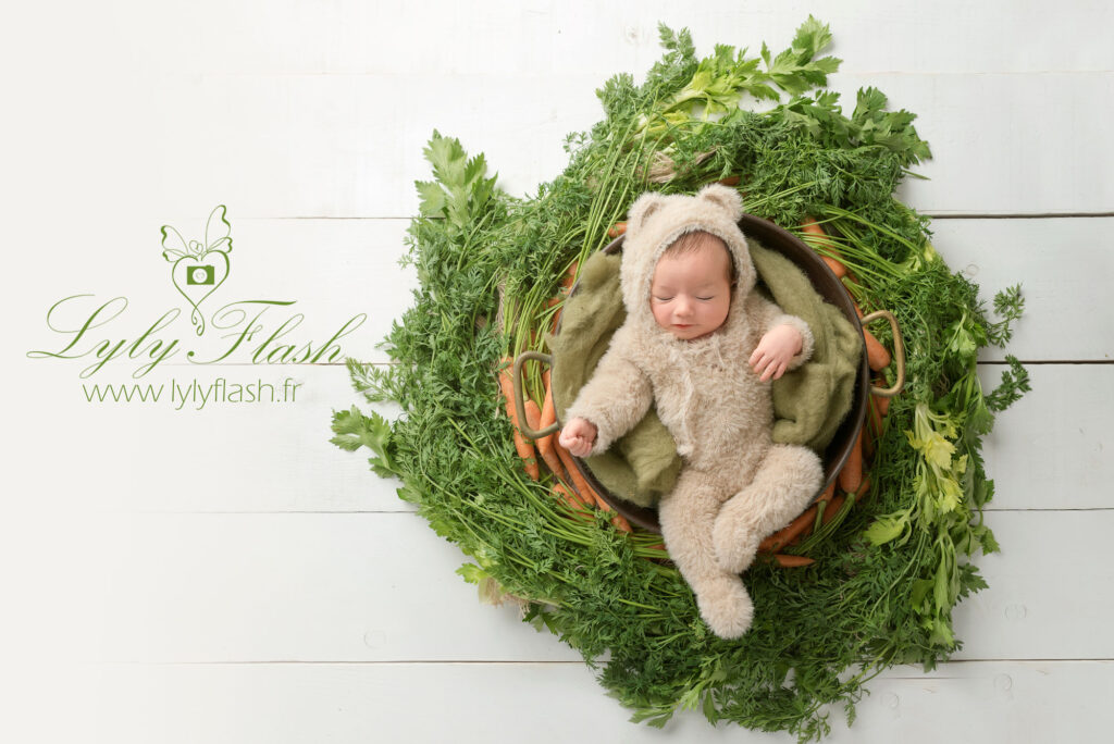 Photo artistique un nouveau-né en tenue d ourson dort dans un nid de carottes bio