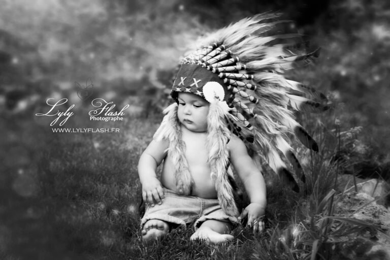 un petit indien dans un jardin