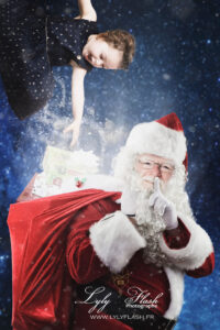 Photo du père noël qui livre les cadeau avec humour