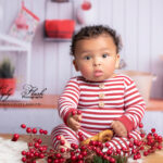 photo d un beau bébé métisse sur la table de noël sous l'œil de la photographe professionnel Lyly flash