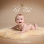 bébé heureux par photographe du var pour l article sur le bonheur