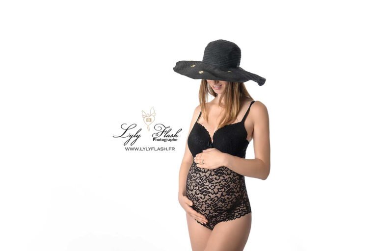 photographie d une future maman en studio photo