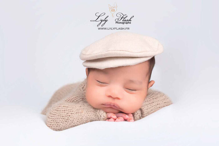 Bébé avec casquette
