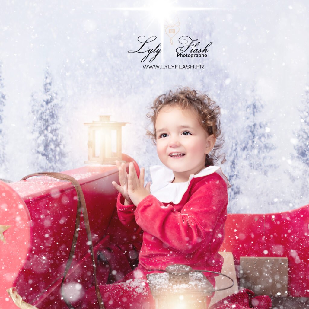 Portrait d enfant dans le traineau du père noël a Sanary
