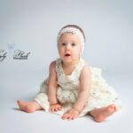 belle bébé de 1 an assis devant l objectif de la photographe d'Aix en Provence