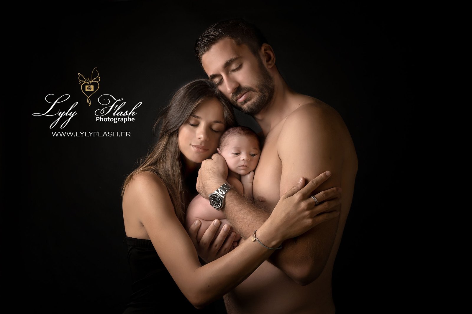 Photo famille avec nouveau-né et parents lors d’une séance photo naissance professionnelle Lyly Flash