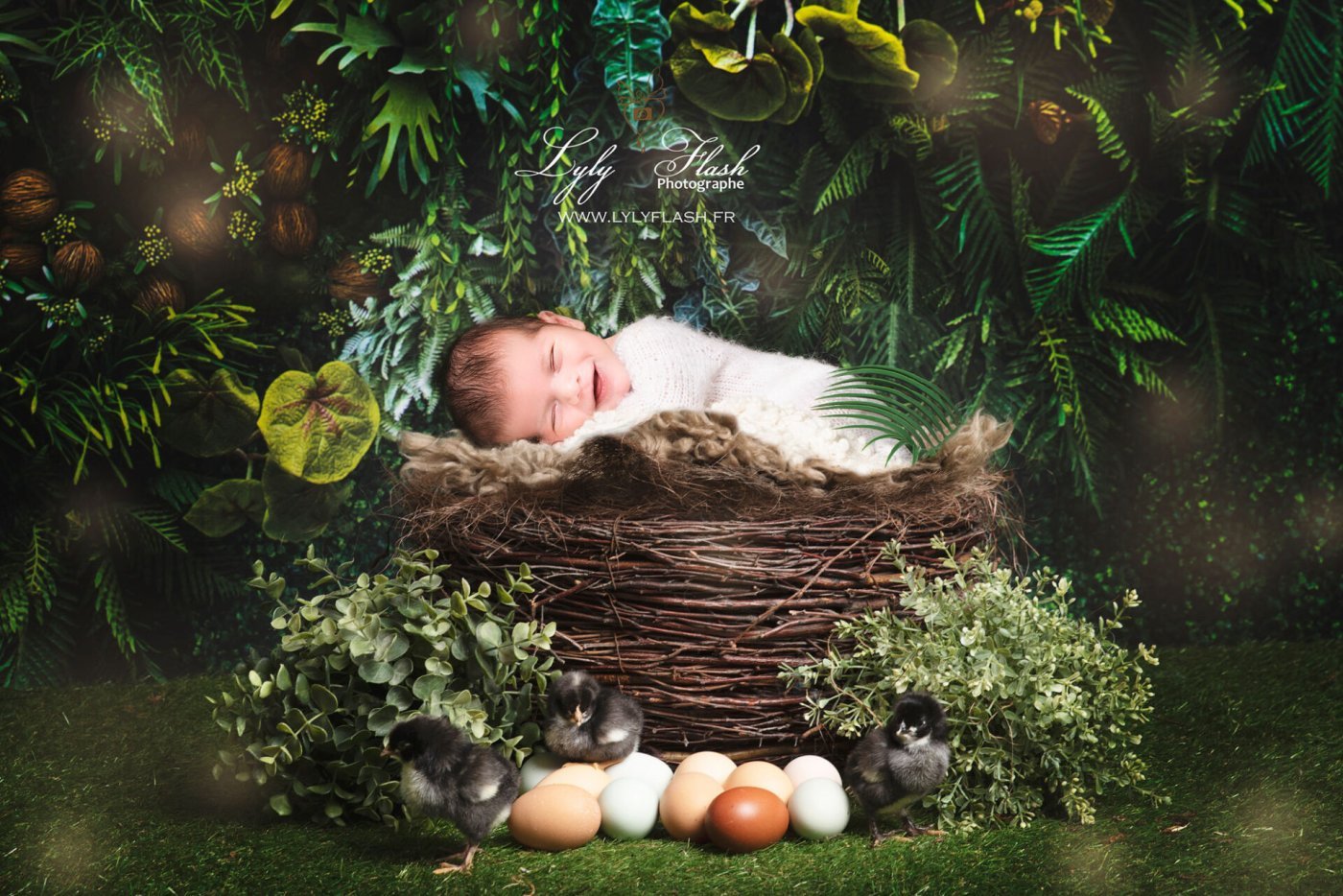 Portrait artistique du dernier bébé de la famille pendant sa séance naissance