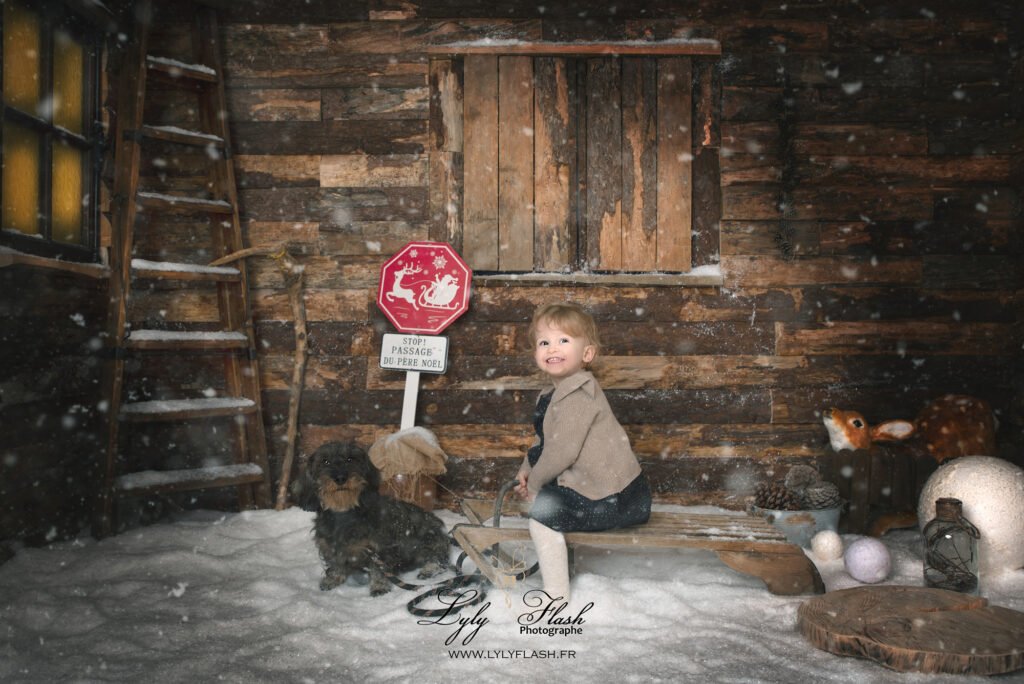 Photo d une petite fille devant le chalet de Rocbaron
