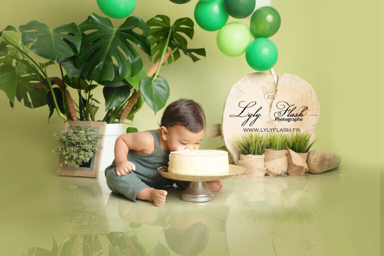 photo bébé mange gâteau d anniversaire photographe anniversaire