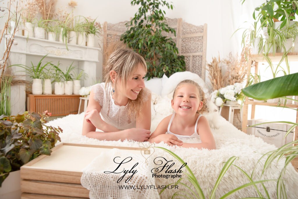 Pour la Fête des Mères, Lyly Flash capte l'amour entre mamans et enfants dans un décor intime avec des plantes et une douce lumière chaleureuse.