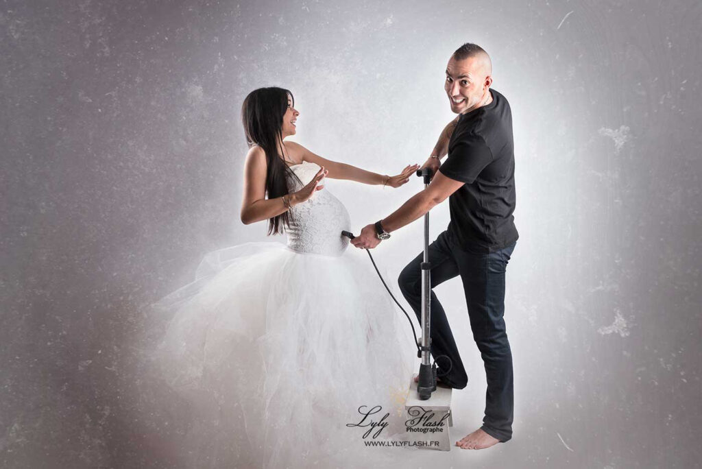 photographe grossesse gémellaire un couple s'amuse en shooting
