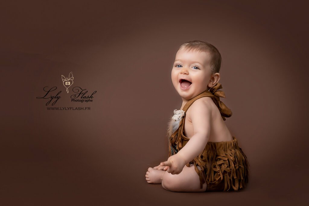 photo bébé qui rigole devant la photographe
