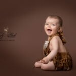 photo bébé qui rigole devant la photographe