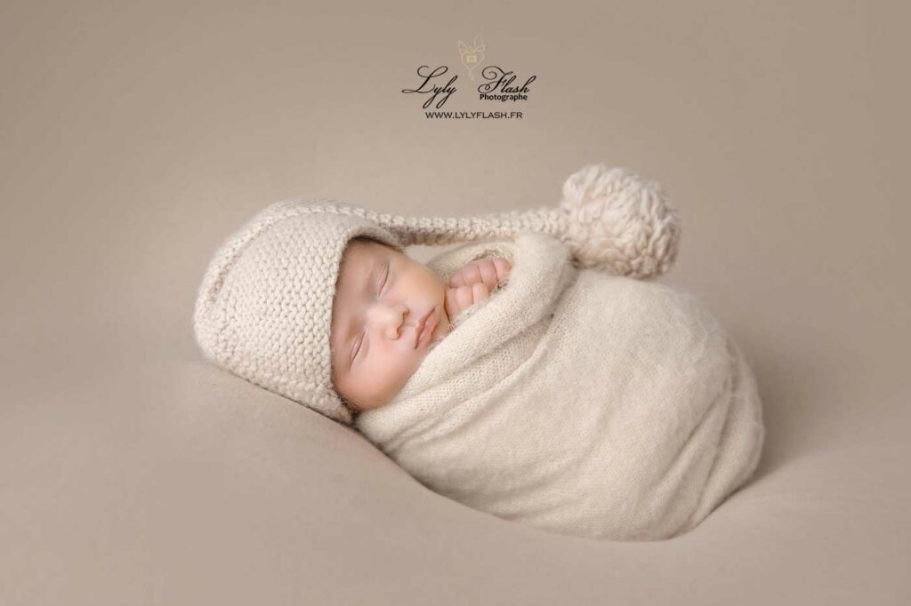 photo bébé emmailloté dans le var pour un design 2025