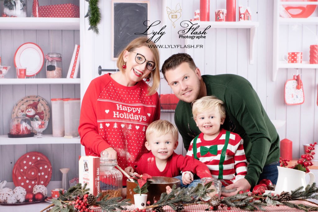 Une superbe famille en séance photo pour Noël dans un décor magique