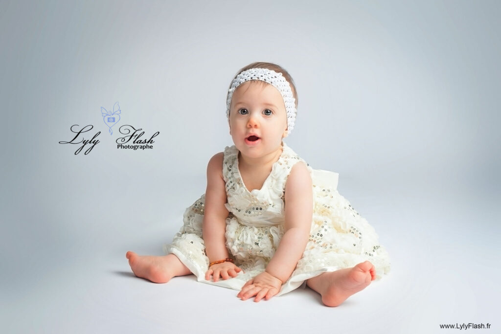 photo de bébé de 9 mois pour son shooting je tiens assis sur Brignoles