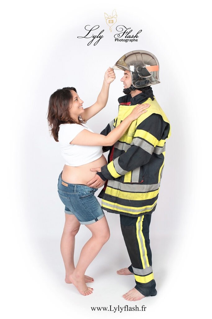 une femme enceinte met le casque a son mari pompier - mettre ses passions en valeur