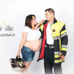 une femme enceinte est heureuse avec son mari pompier