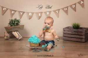 La ciotat la photographe organise une séance photo smash the cake pour le 1er anniversaire de ce garçon
