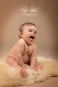 photo d un beau bébé pris de fou rire.photographie réalisée par la photographe de brignoles