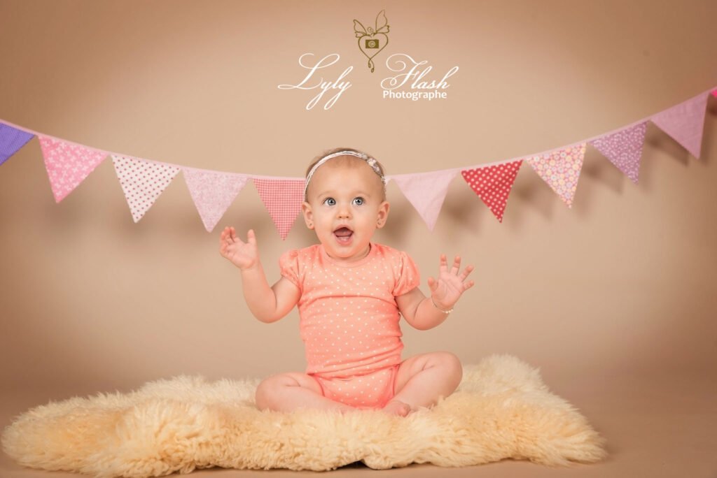 photo bébé 9 mois une petite fille heureuse
