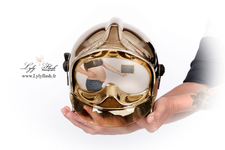 un casque de pompier pour annoncer la naissance imminant de bébé