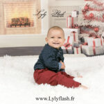 portrait d un beau bébé de 9 mois en shooting de noël